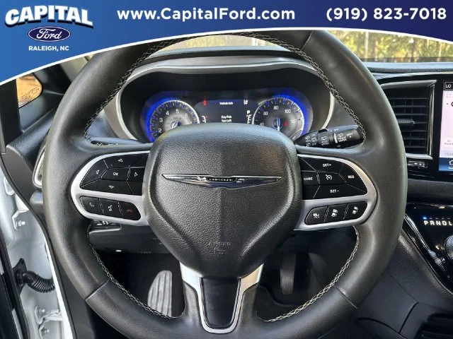 Used 2025 White Chrysler Select image 23