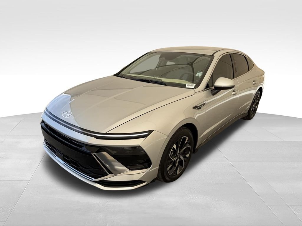 Used 2024 Silver Hyundai SEL image 9