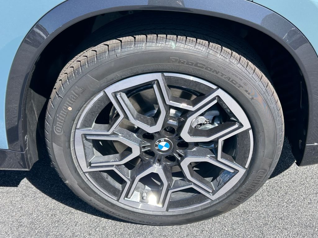 New 2026 Green Metallic BMW xDrive28i image 3
