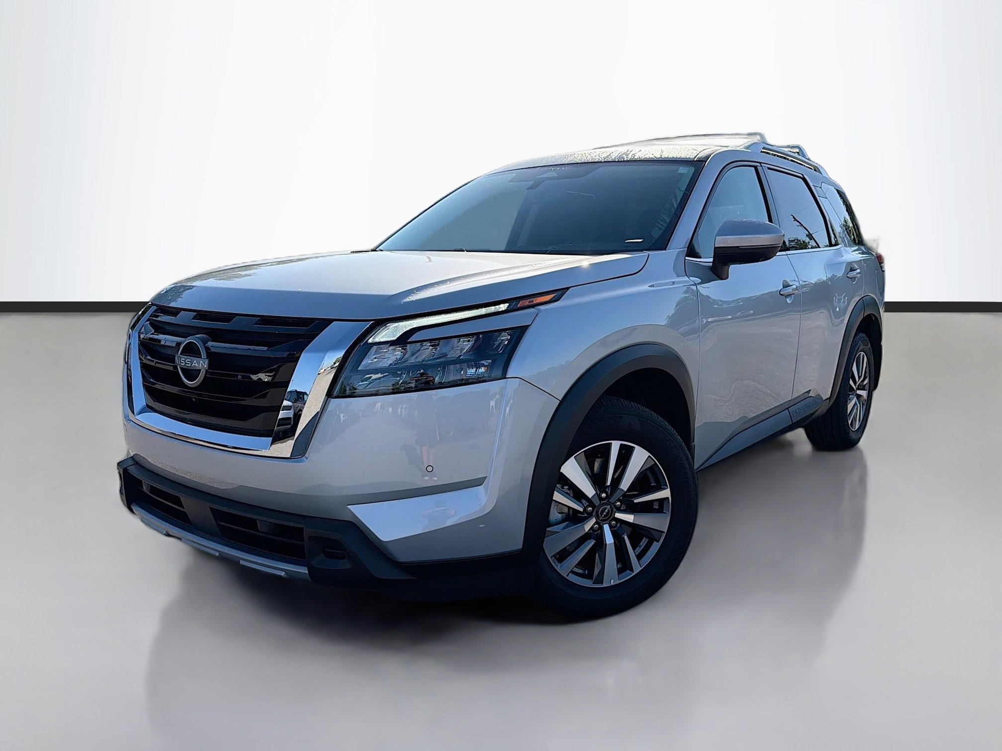 Used 2025 Brilliant Silver Metallic Nissan SL image 1