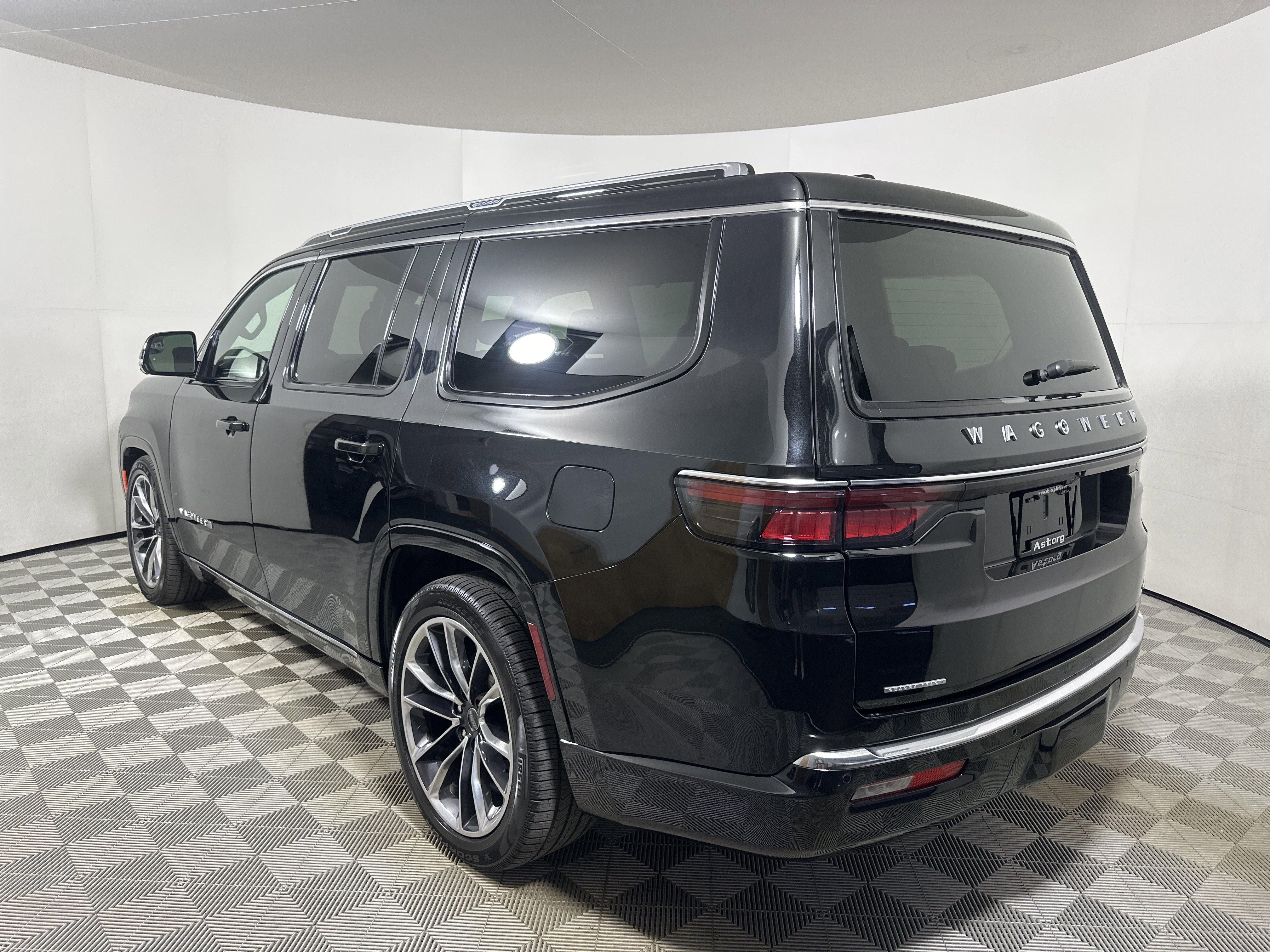 Used 2023 Diamond Black Crystal Pearlcoat Jeep Series III image 5
