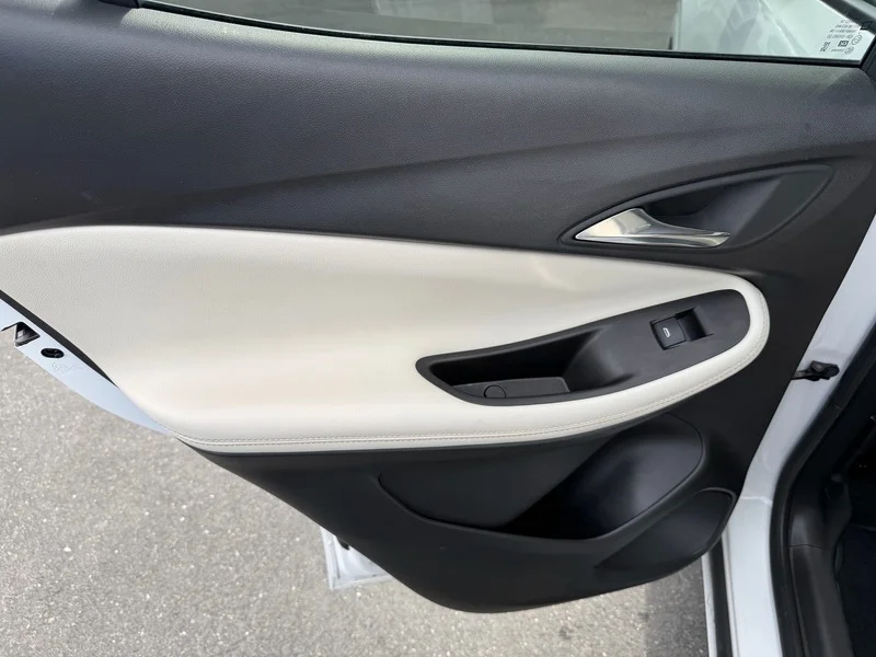 Used 2024 White Frost Tricoat Buick Avenir image 18