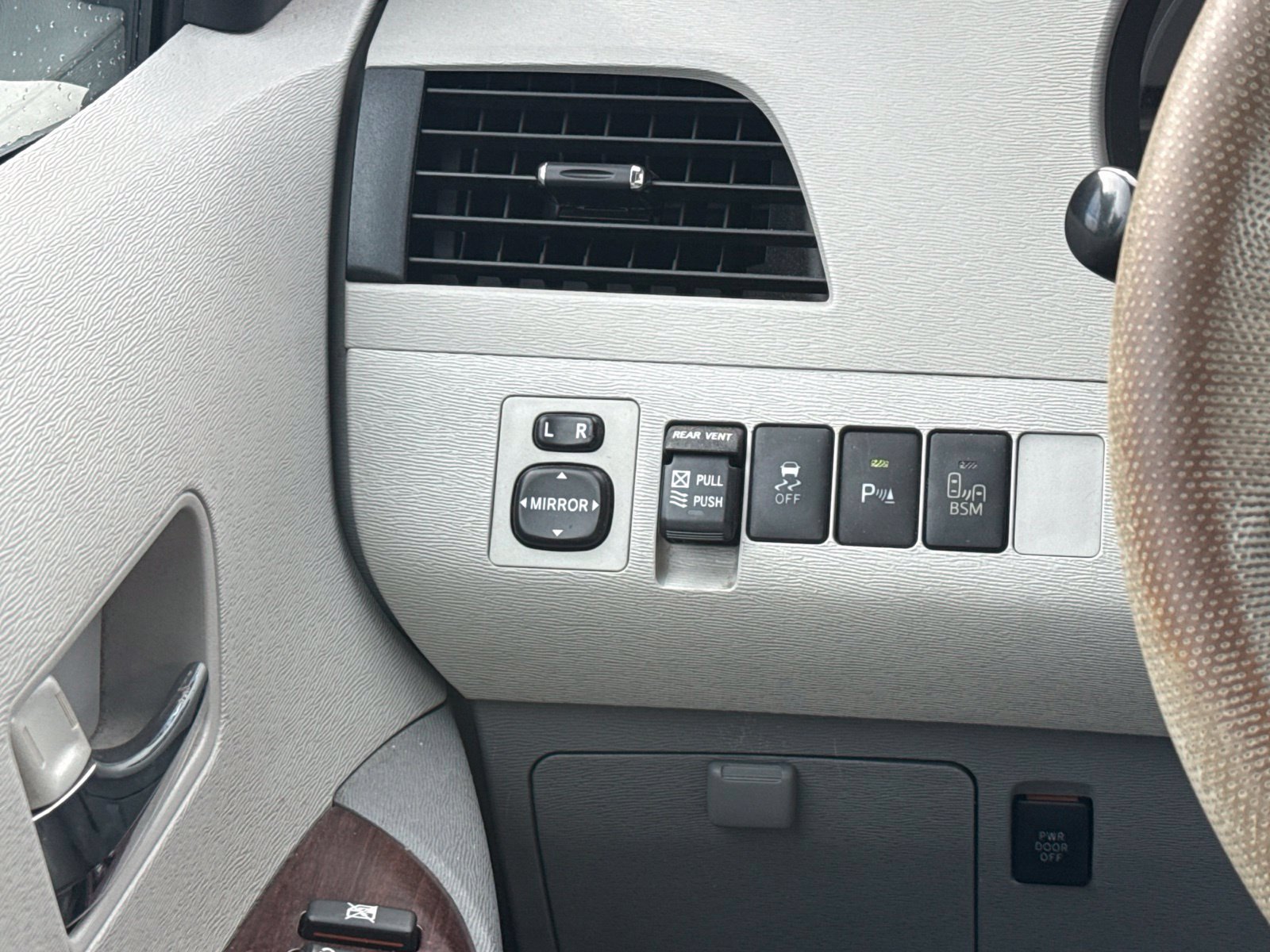 Used 2014 Gray Toyota XLE image 27