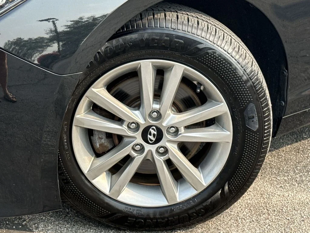 Used 2017 Black Hyundai SE image 10