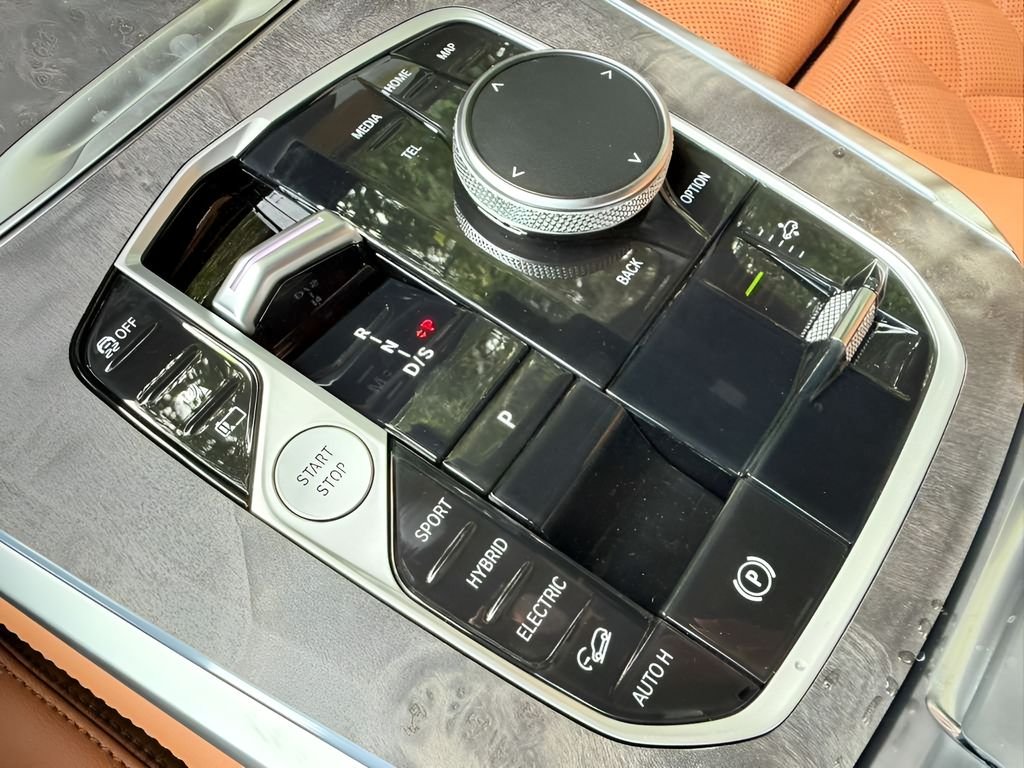 New 2026 Mineral White Metallic BMW xDrive50e image 19