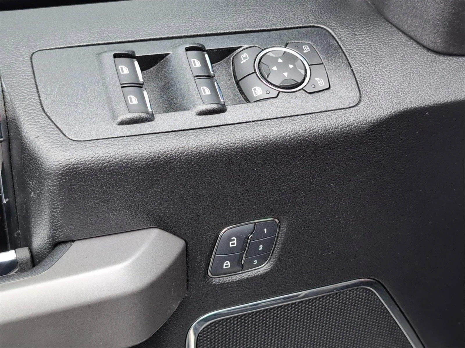 Used 2018 White Platinum Metallic Tri-Coat Ford Platinum image 16