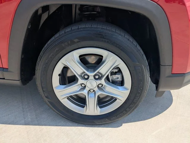 Used 2023 Red Jeep Latitude image 9