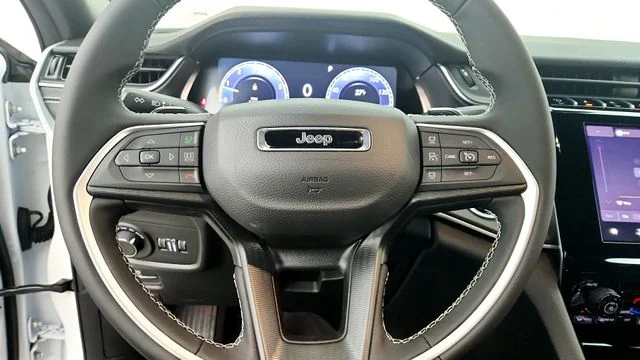 New 2025 Bright White Clear-Coat Exterior Paint Jeep Laredo image 17