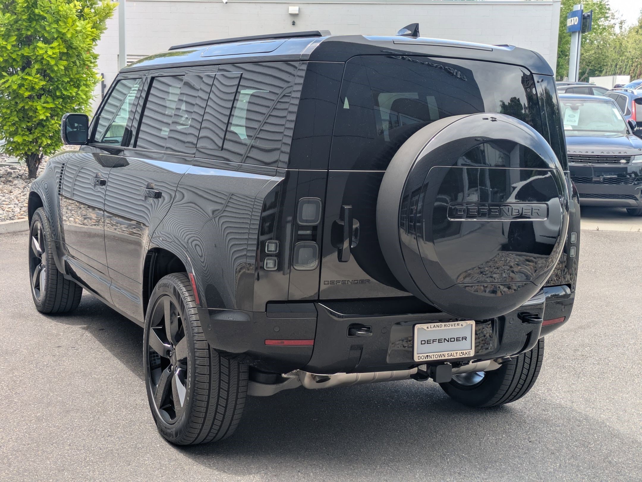 New 2026 Santorini Black Land Rover P400 X-Dynamic SE image 8