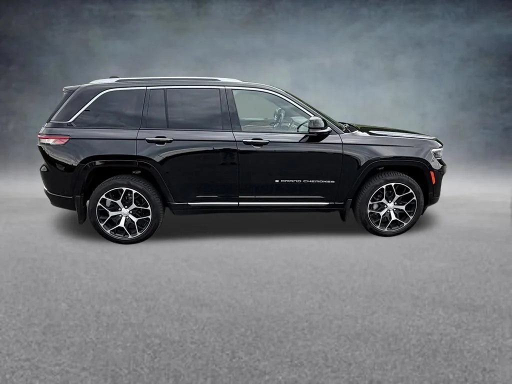 Used 2023 Diamond Black Cry Jeep Summit Reserve image 7