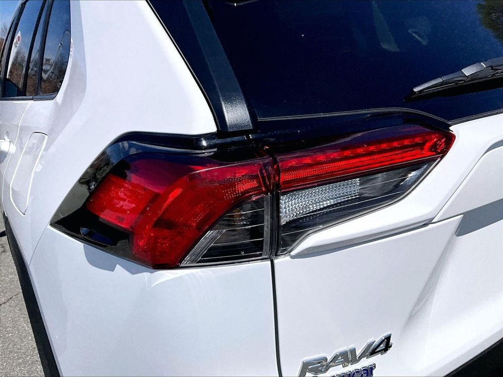 Used 2025 Ice Toyota LE image 34