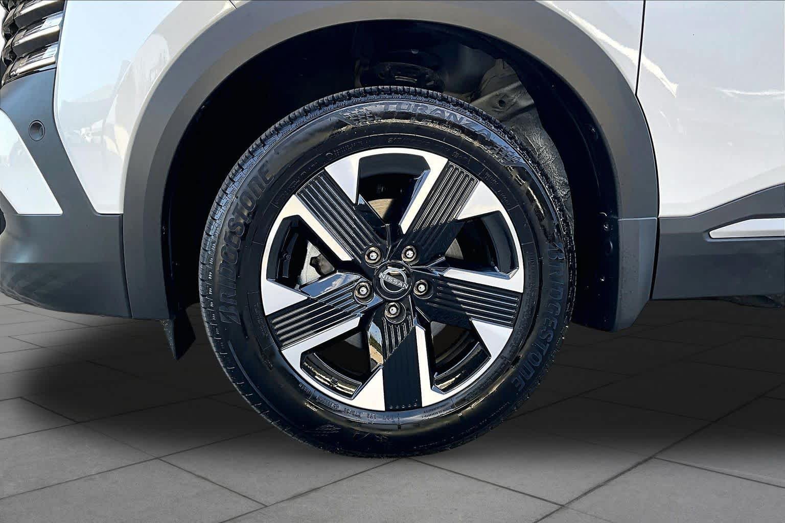 Certified Used 2025 Aspen White Tricoat Nissan SR image 11