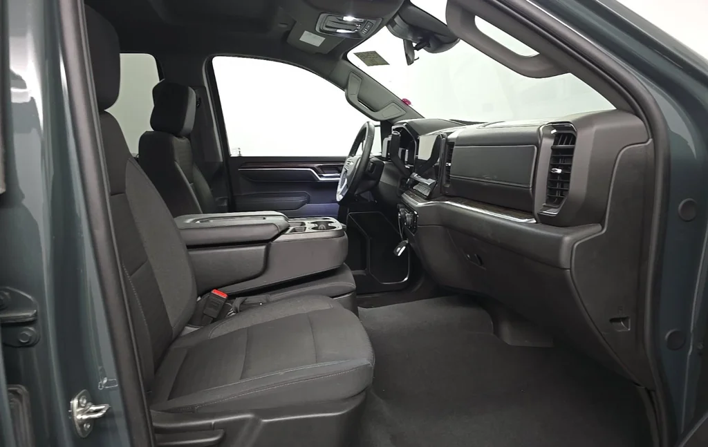 Used 2025 Gray Chevrolet LT image 5