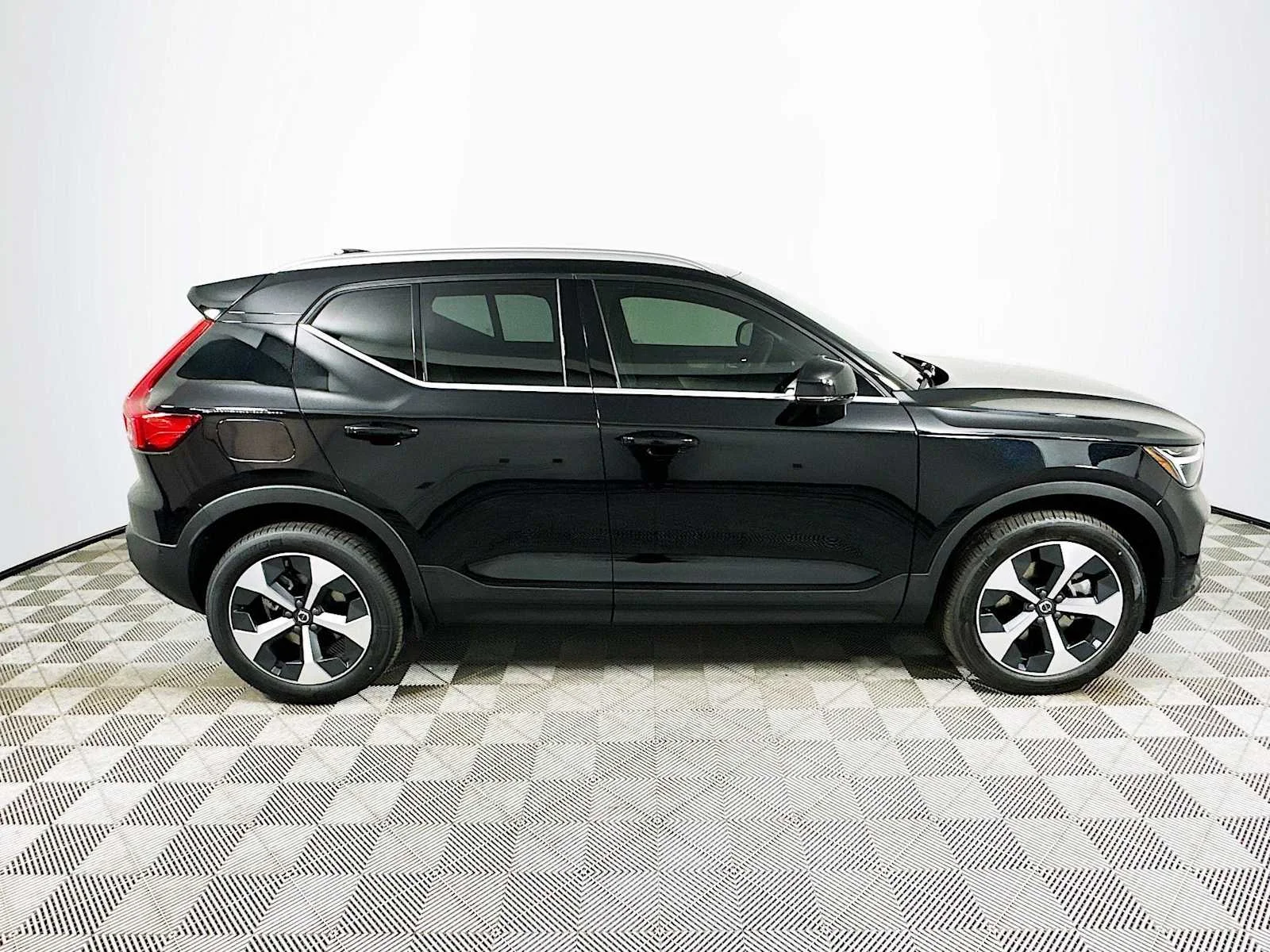 2025 Volvo XC40 Plus - Photo 8