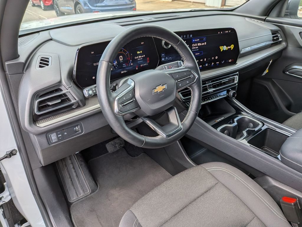 Used 2025 White Chevrolet LT image 34