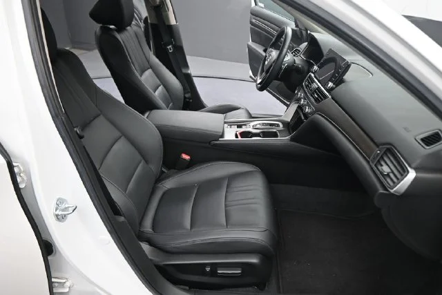 Used 2021 White Honda Touring image 14