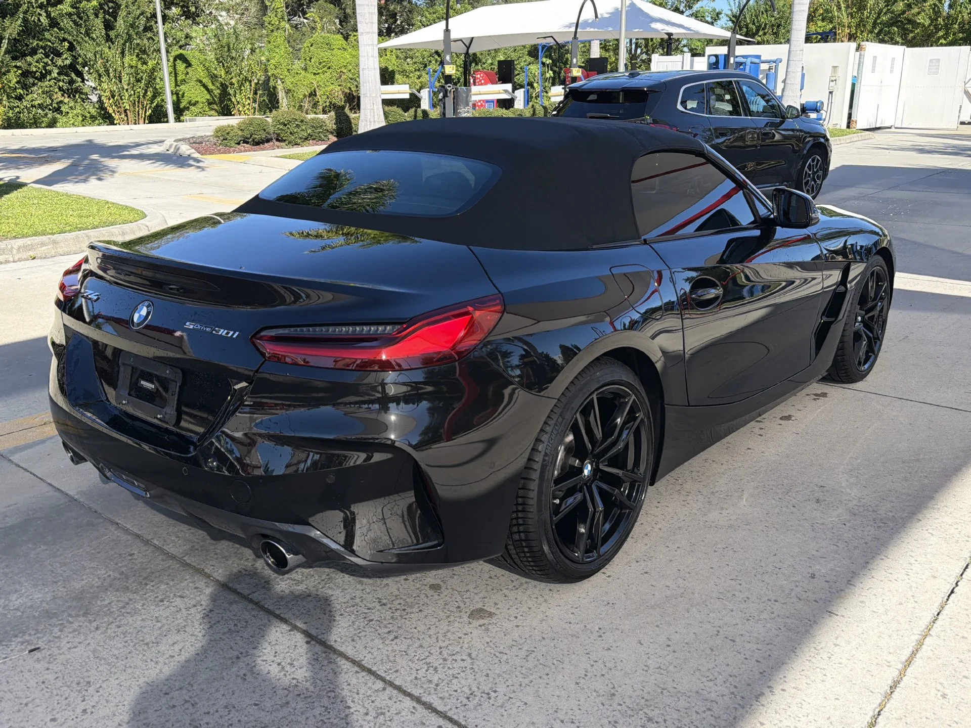 Used 2019 Black Sapphire Metallic BMW sDrive30i image 4