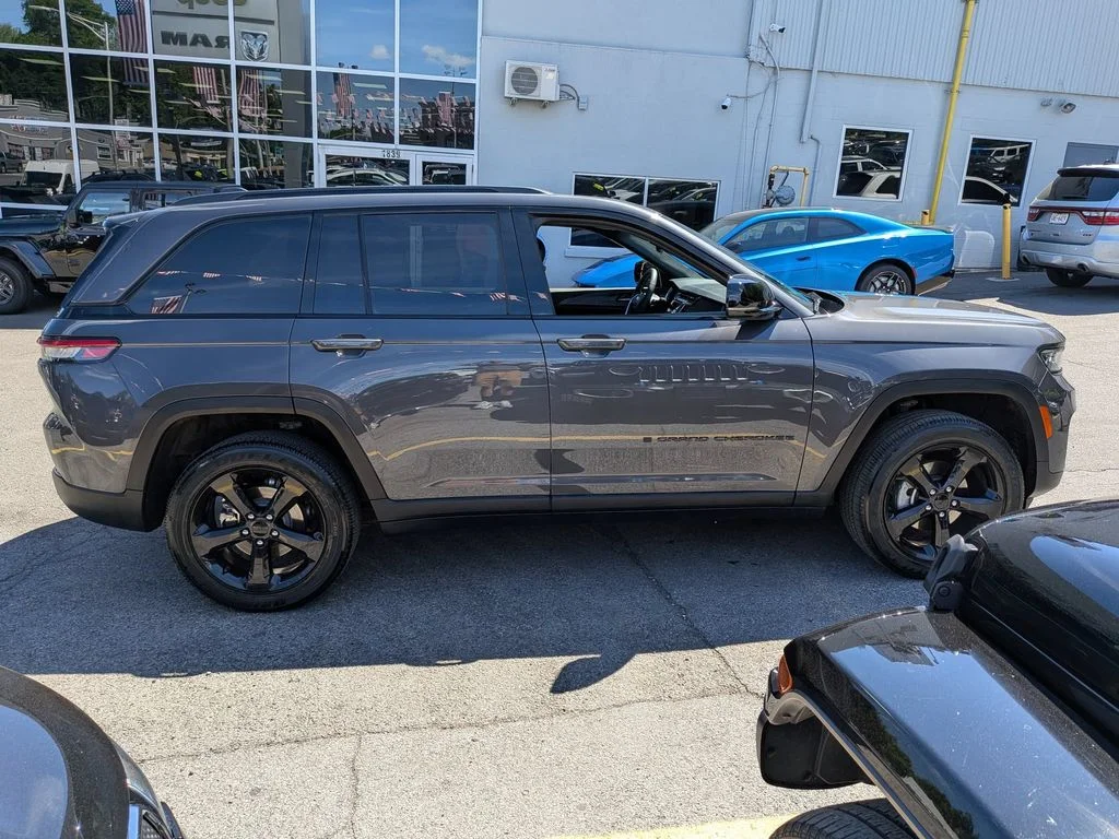 Used 2023 Gray Jeep Altitude X image 5