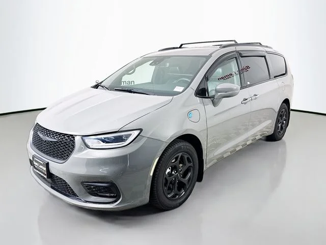 Used 2022 White Chrysler Touring L image 3