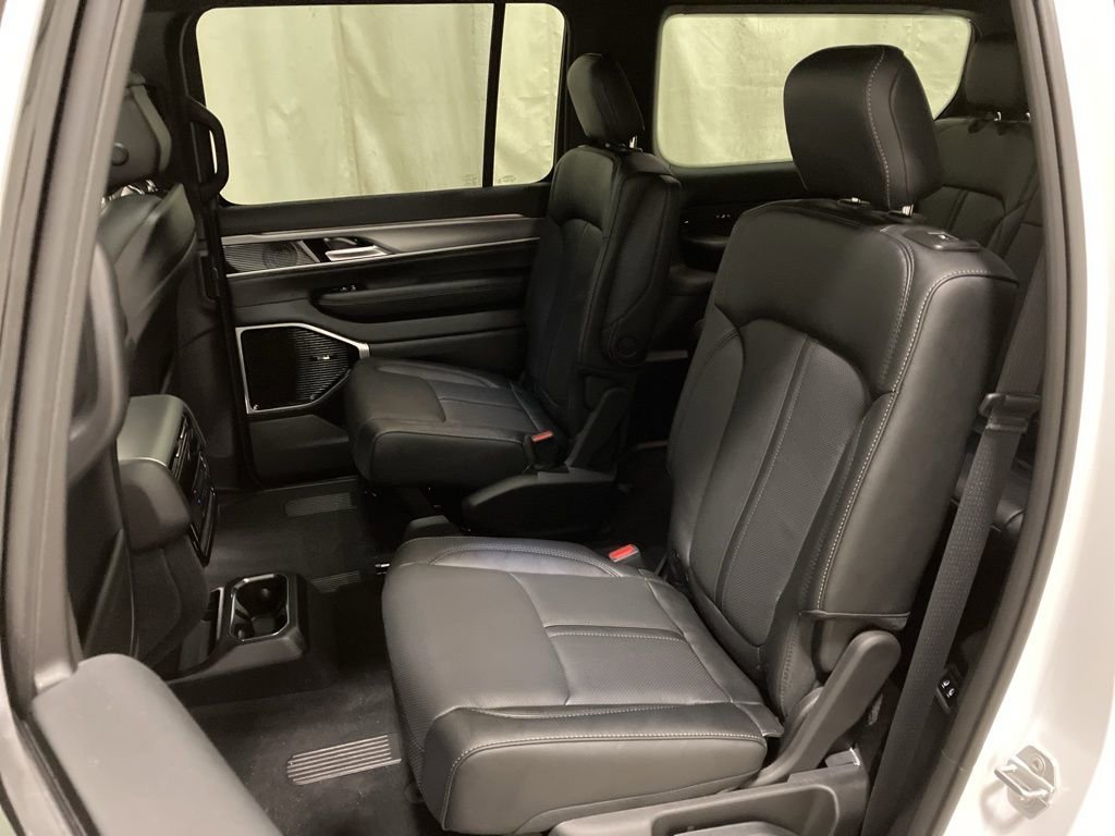 New 2026 Bright White Clear-Coat Exterior Paint Jeep Limited Altitude image 13