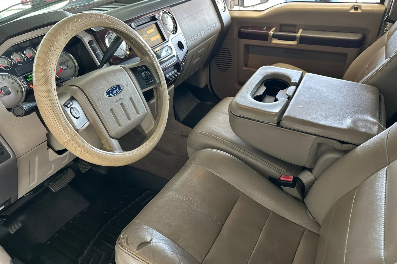 Used 2010 White Ford  image 10
