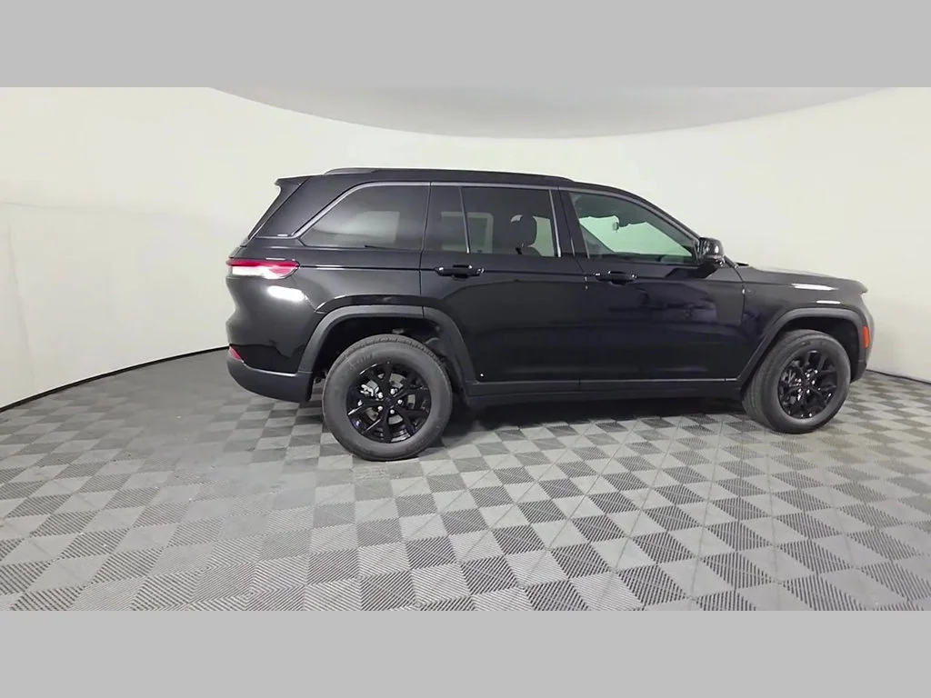New 2026 Diamond Black Crystal Pearl-Coat Exterior Paint Jeep Laredo Altitude image 24
