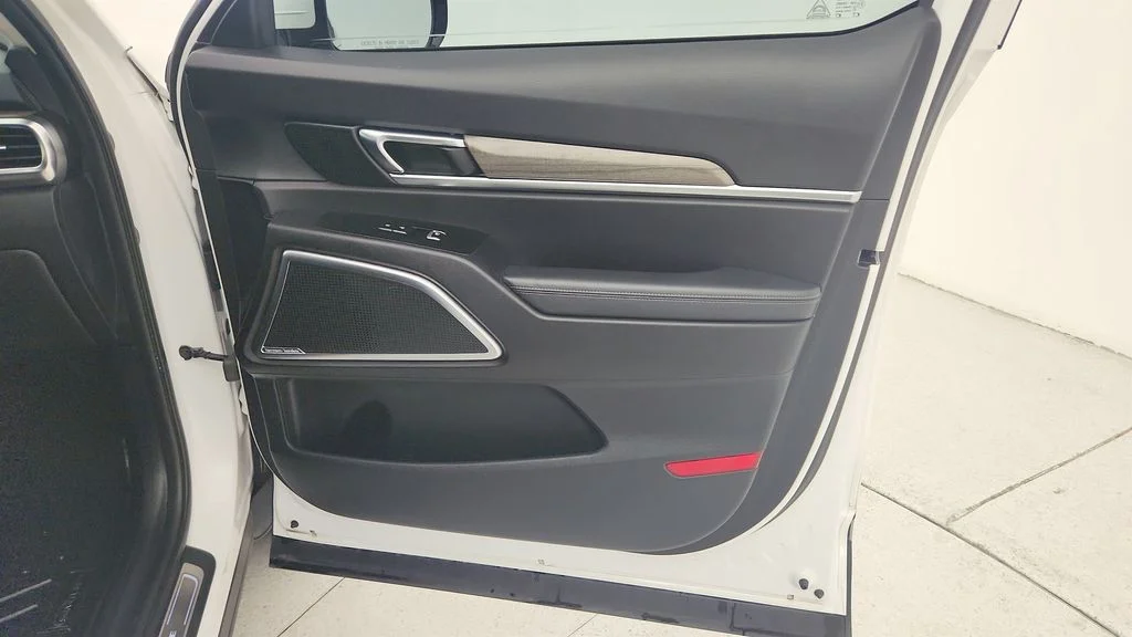 Used 2021 White Kia SX image 33