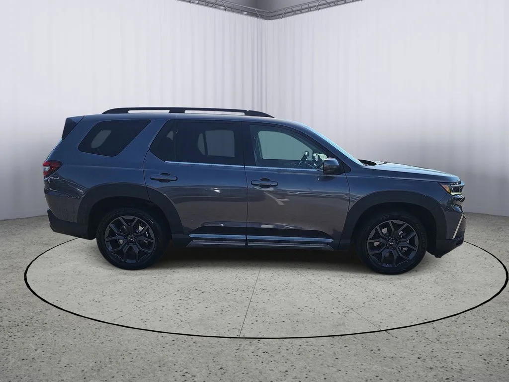 Used 2023  Honda Touring image 2