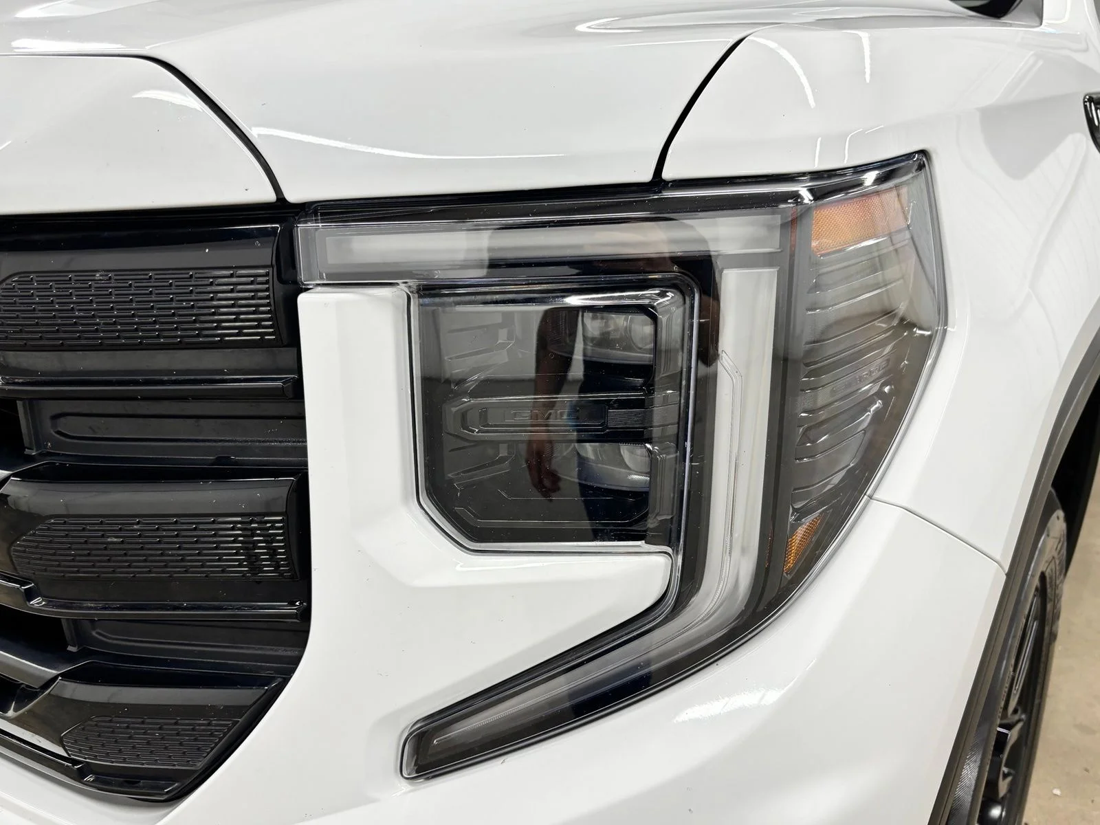 Used 2023 White GMC Elevation image 8