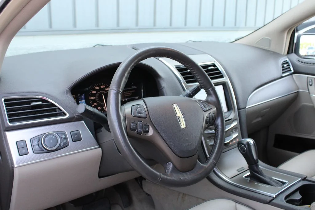 Used 2012 Beige Lincoln Base image 2