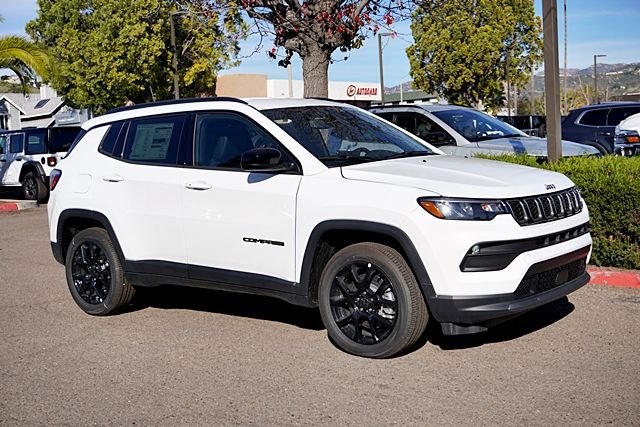 New 2026 Bright White Clearcoat Jeep Latitude image 5