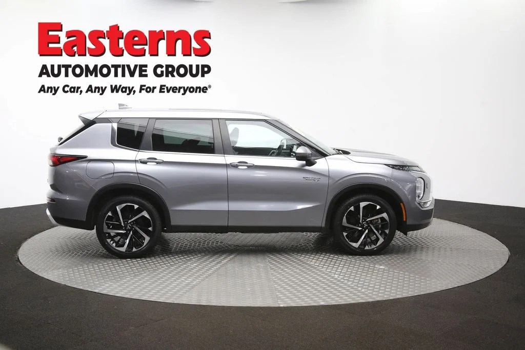 Used 2023 Silver Mitsubishi SE image 110