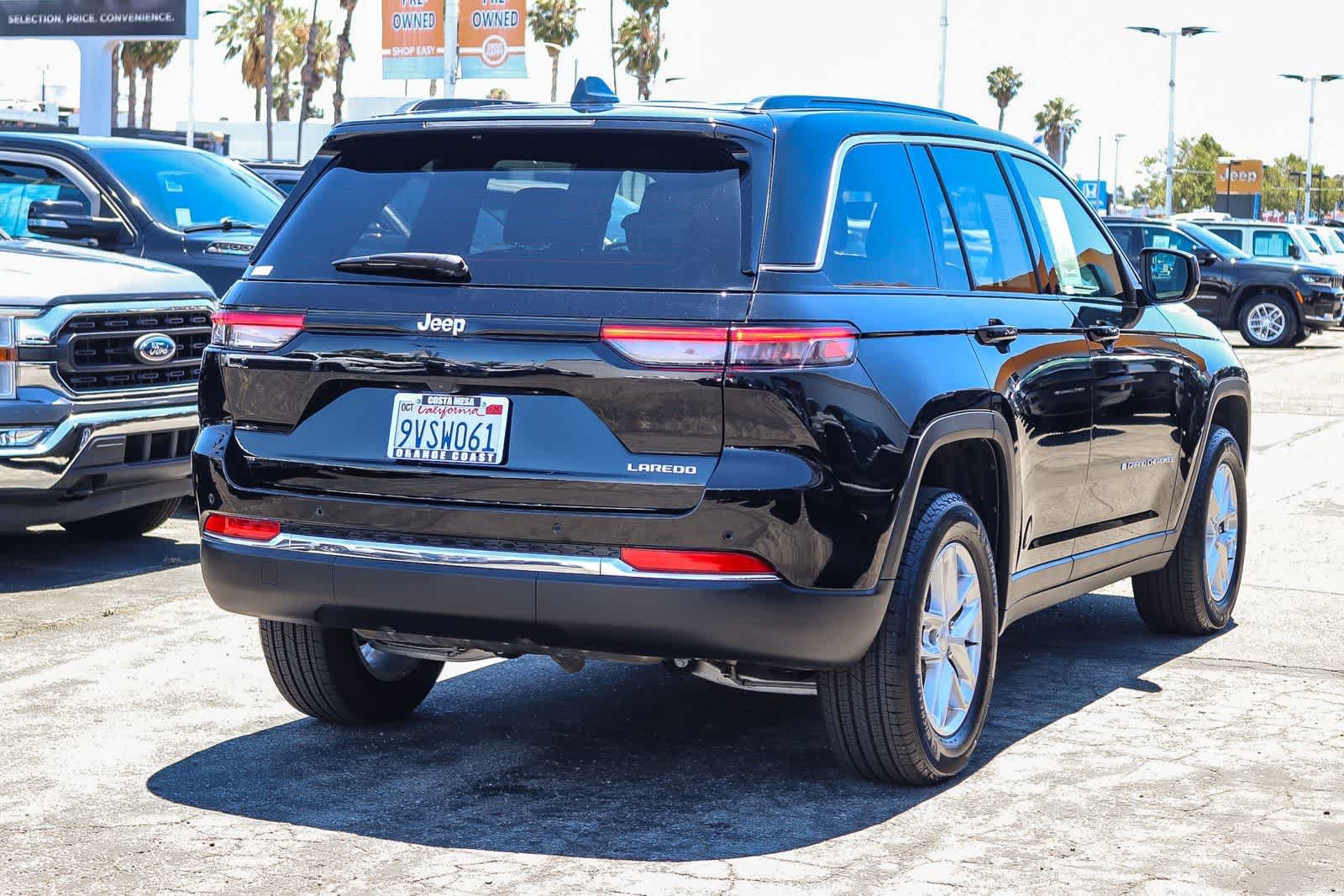 Used 2025 Diamond Black Crystal Pearlcoat Jeep Laredo X image 6