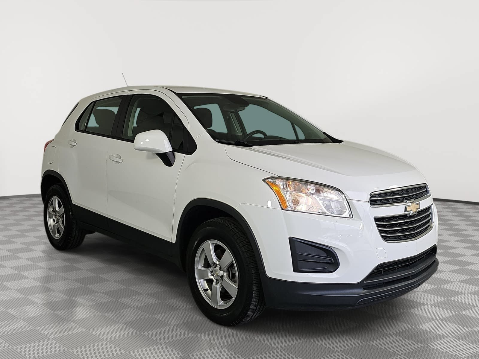 Used 2016 White Chevrolet LS image 2