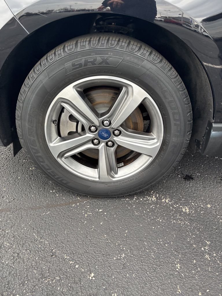 Used 2022 Black Ford SEL image 9