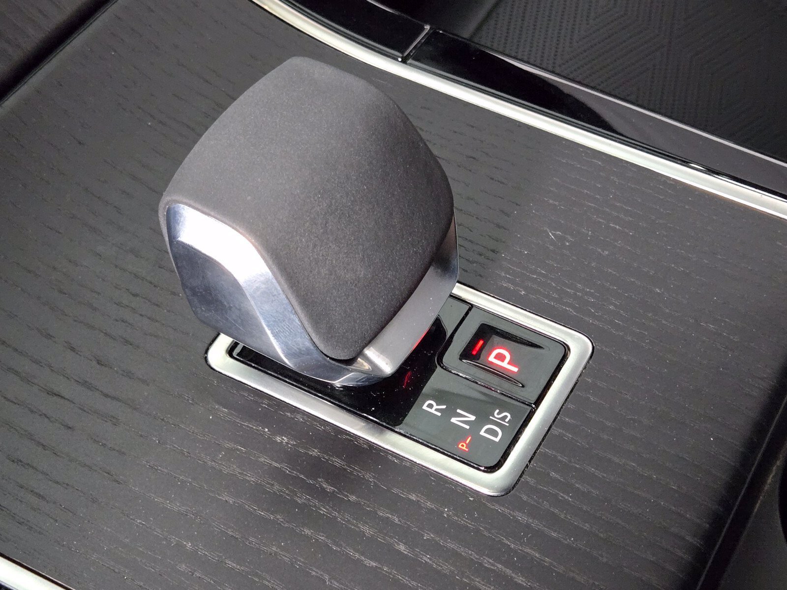 Used 2024 Varesine Blue Metallic Land Rover Dynamic HSE image 31