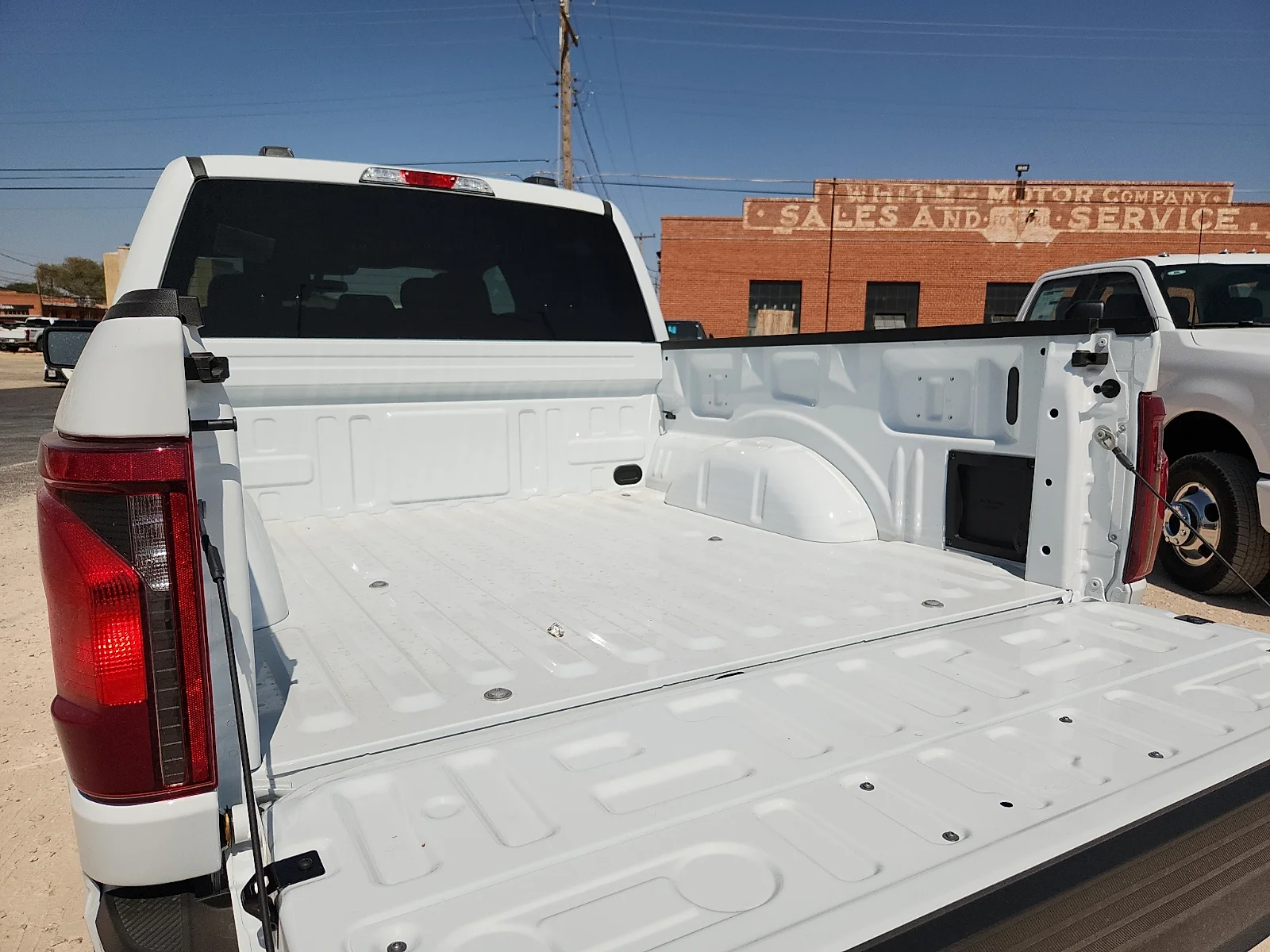 New 2026 Oxford White Ford XLT image 11