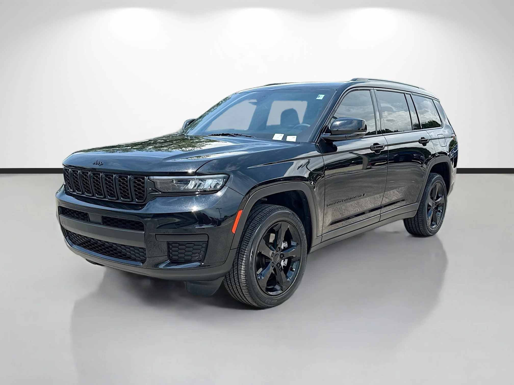 Used 2024 Diamond Black Crystal Pearlcoat Jeep Altitude X image 7