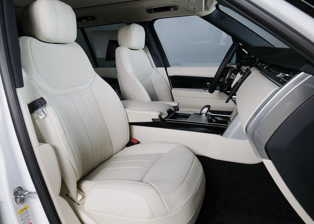 New 2026 Fuji White Land Rover SE image 3
