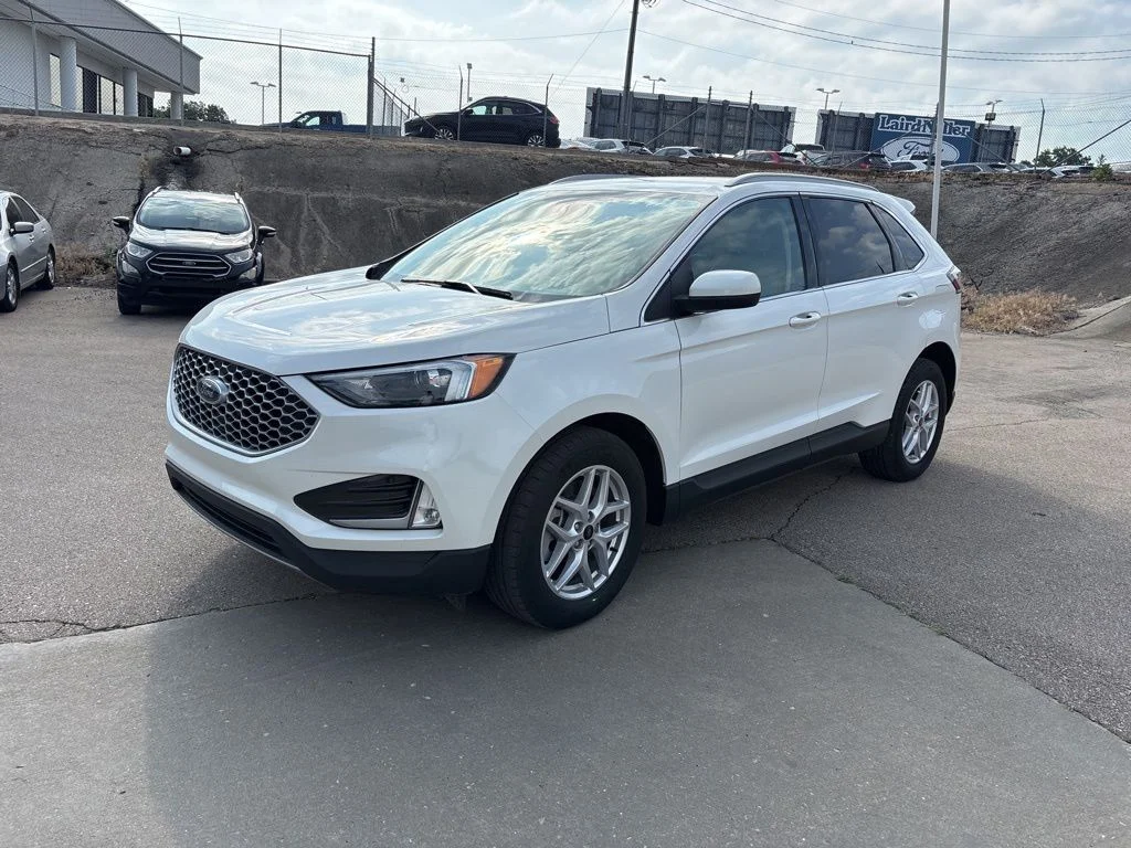 Used 2023 White Metallic Ford SEL image 3