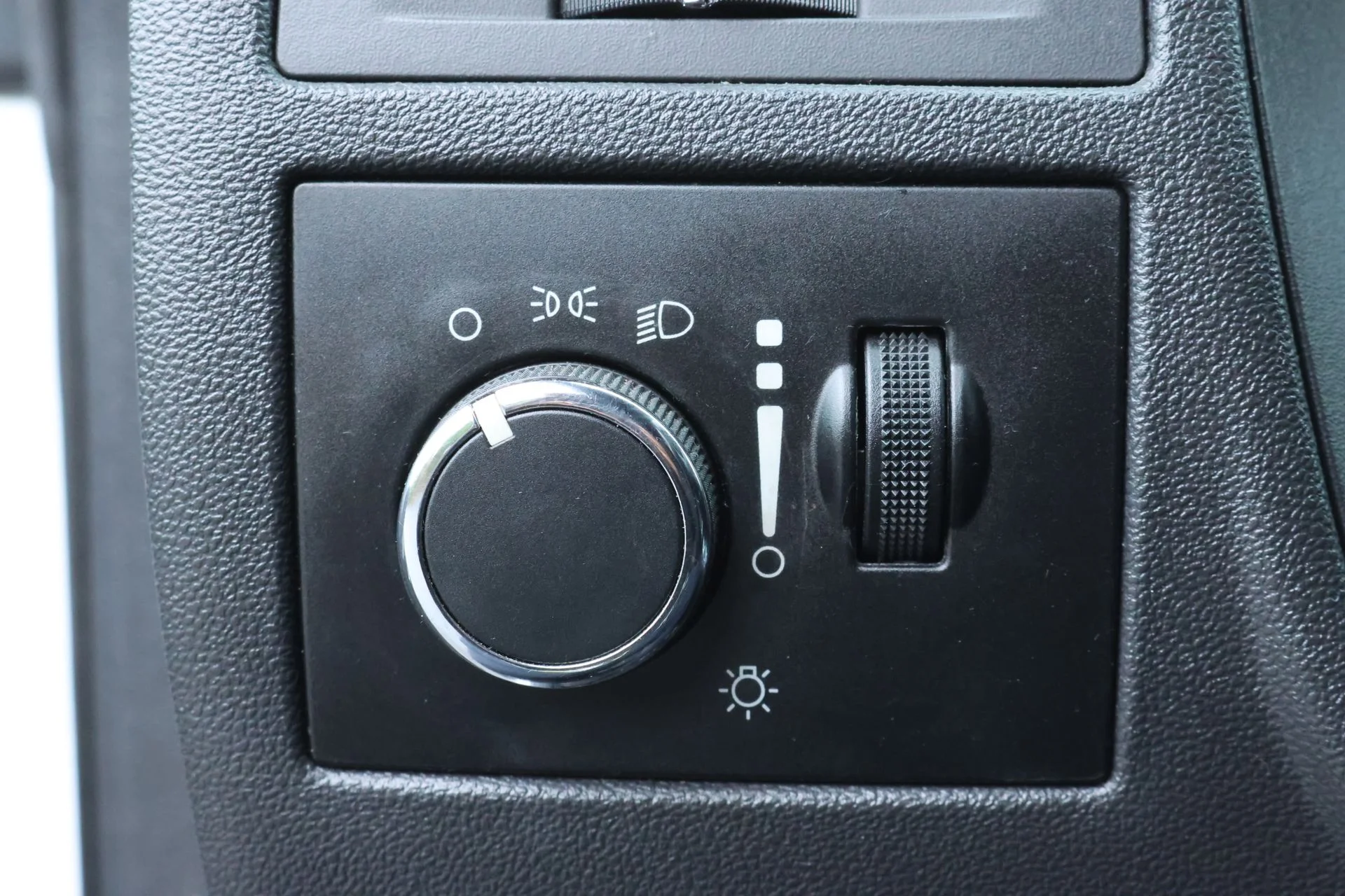 Used 2013 White Dodge SXT image 13