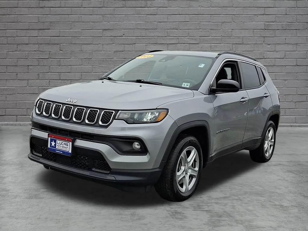 Used 2023 Billet Silver Metallic Clearcoat Jeep Latitude image 5