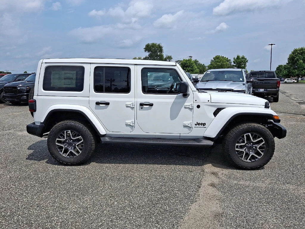 New 2026 Bright White Clear-Coat Exterior Paint Jeep Sahara image 9