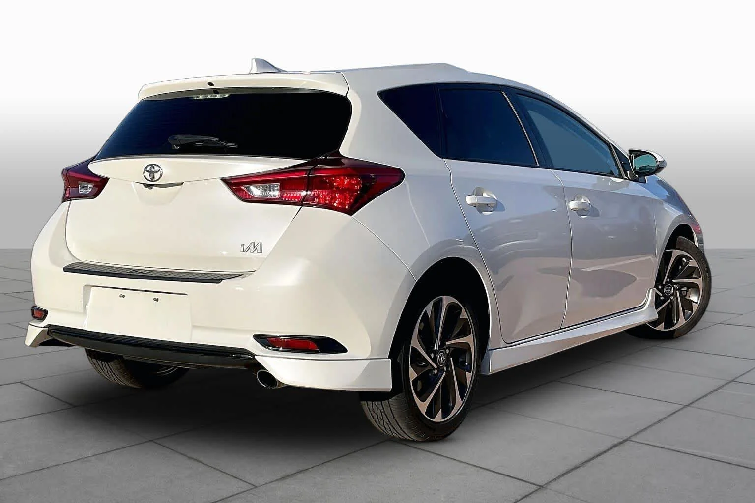 Used 2018 Blizzard Pearl Toyota  image 13