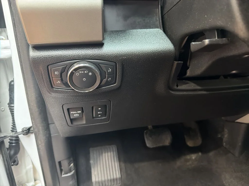 Used 2020 White Ford Lariat image 21