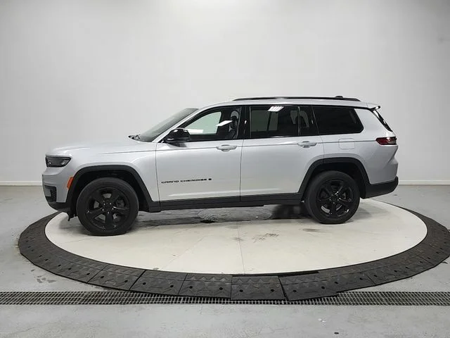 Used 2022 Silver Jeep Altitude image 5