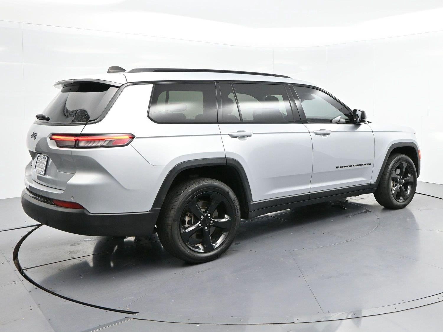 Used 2021 Silver Jeep Altitude image 7