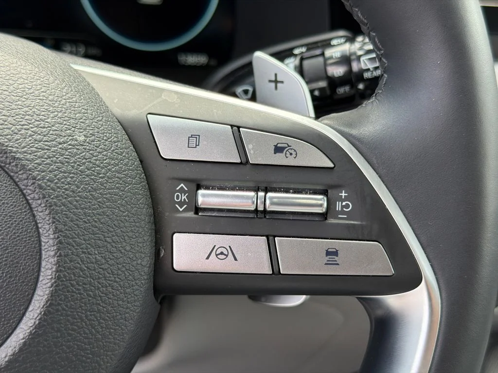 Used 2025 Silver Hyundai SEL Premium image 26