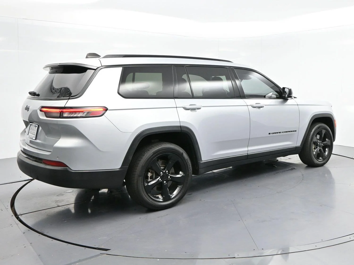Used 2021 Silver Jeep Altitude image 7