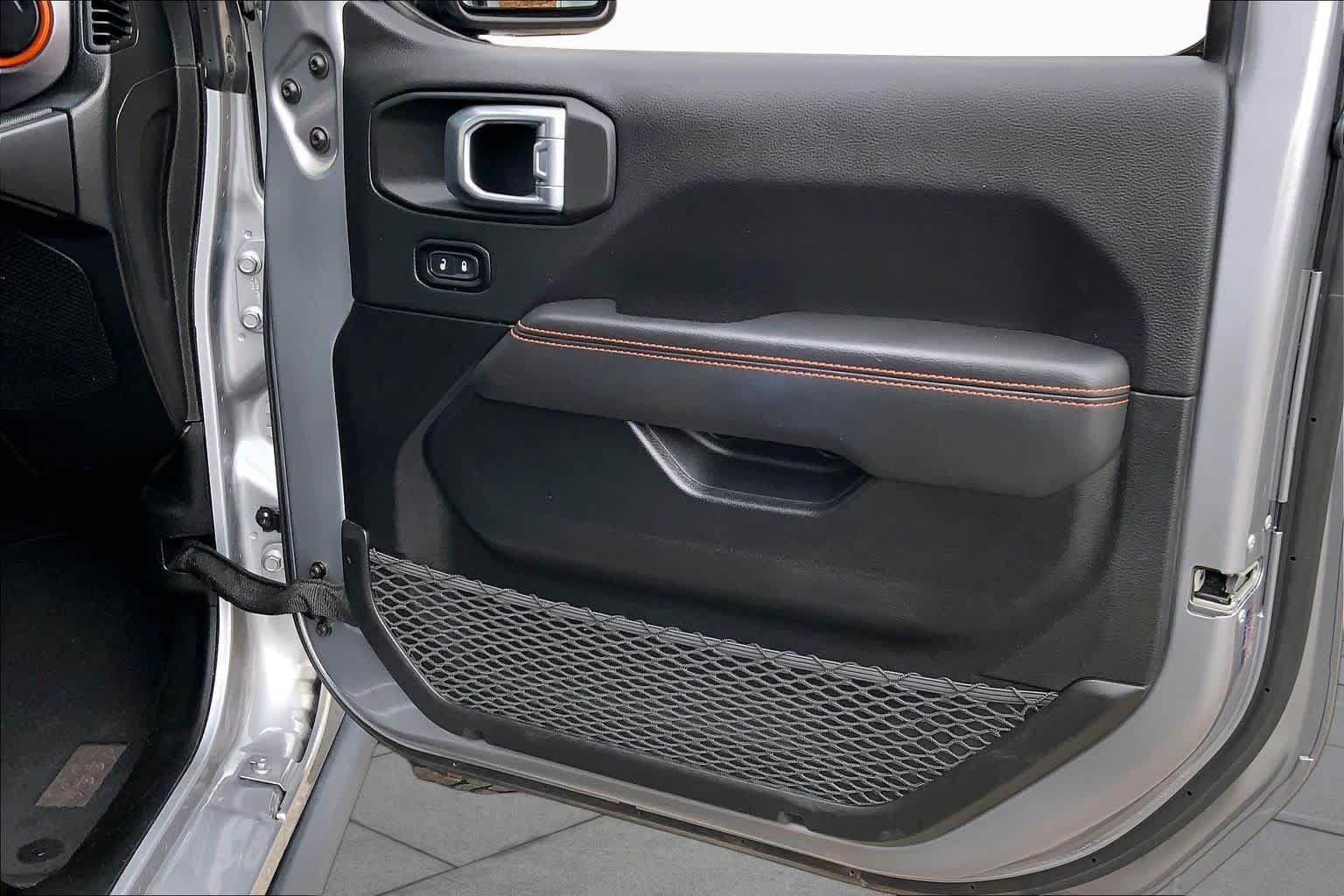 Used 2021 Billet Silver Metallic Clearcoat Jeep Mojave image 22